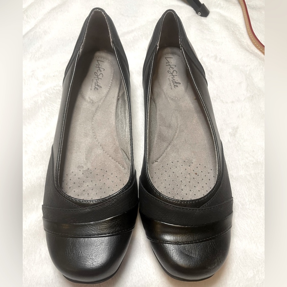 Lifestride Black round toe flats - leather with fabric stripe. Size 11